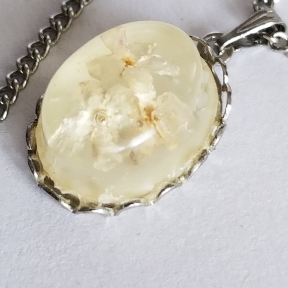 Vintage dried flowers necklace in resin preserved pale yellow cottagecore silver - Picture 10 of 14
